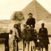 Fran Gundrum na putovanju u Egiptu 1902. godine, ispred Keopsove piramide