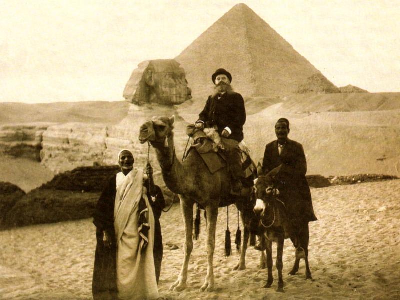 Fran Gundrum travelling to Egypt in 1902. godine, in front of the Ceops Pyramid