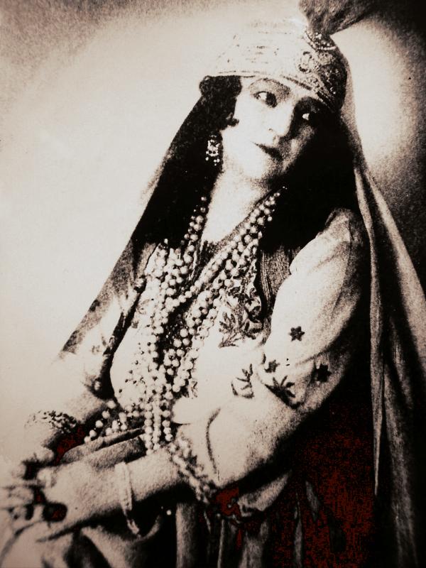 Nina Vavra in a gipsy costume, early 20th century