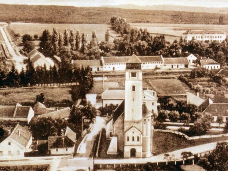Križevci iz zraka, dominira crkva sv. Križa, a u daljini se vidi Visoko gospodarsko učilište