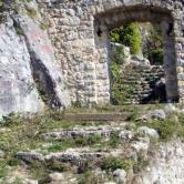 Portal u podnožju Starog grada Kalnika