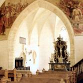 Unutrašnjost crkve s pogledom na oltar i djelo Krvavi sabor u Križevcima 1397.